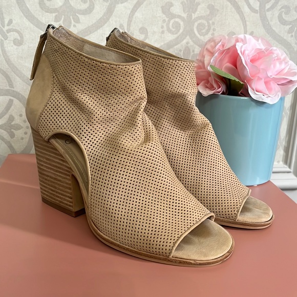 Vince Camuto peep toe soft booties - Picture 1 of 5